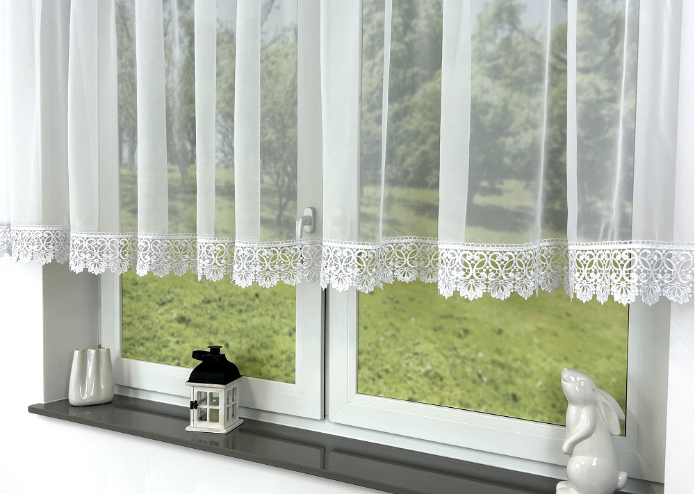 Firanka uszyta z woalu z gipiurą prosta 0,5 mb M-1