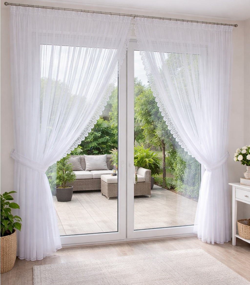 Firanka na okno tarasowe Marietta z doszytą 10 cm koronką.