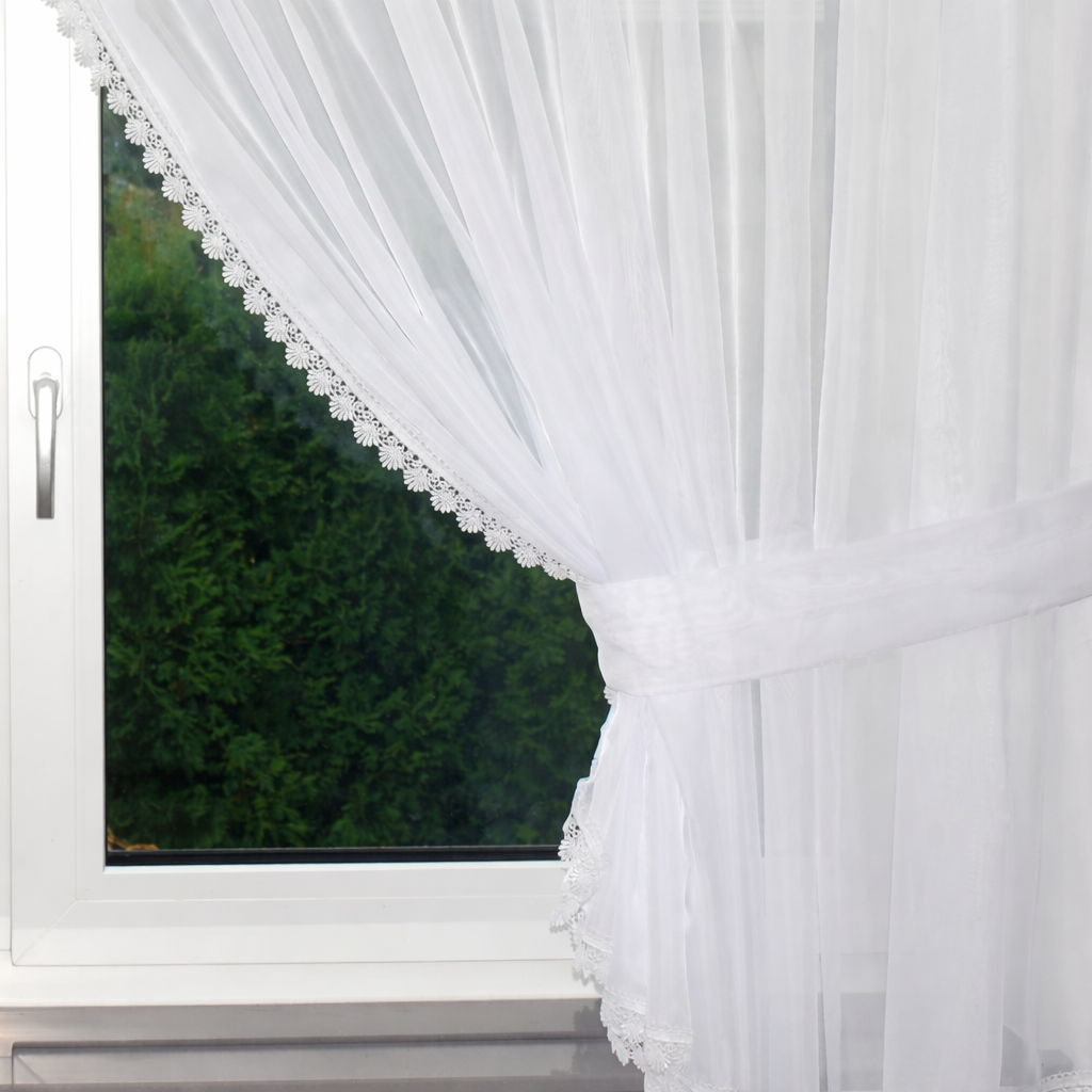 Firanka do pokoju upięta na dwie strony woal z gipiurą Dalia